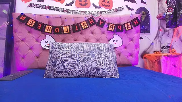 Auroraa miller online show from 10-22-25, 11:53