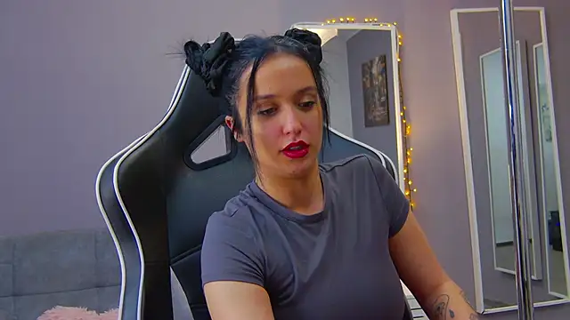 Snapshot of Eva_Lovvia_ chatting on 02-03-25, 10:21 Eva Lovvia  online show from 02-03-25, 10:21