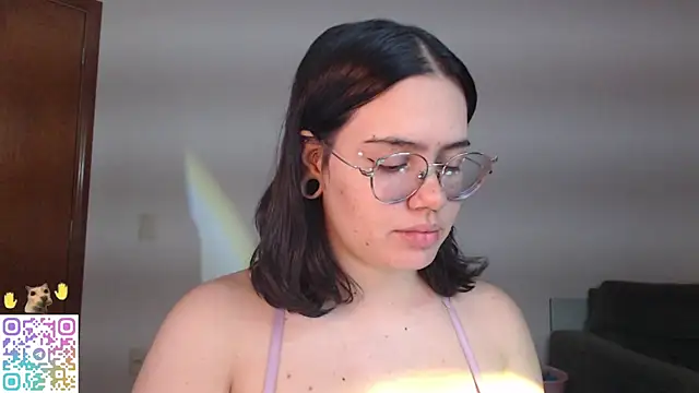Snapshot of crystalll_room chatting on 07-18-26, 02:53 crystalll room online show from 07-18-26, 02:53