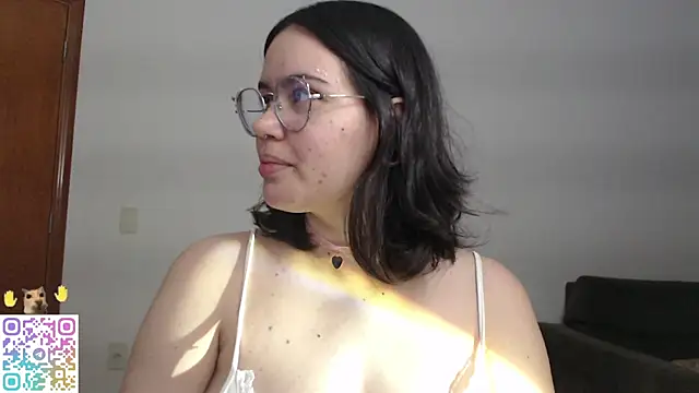 Snapshot of crystalll_room chatting on 06-17-26, 12:54 crystalll room online show from 06-17-26, 12:54