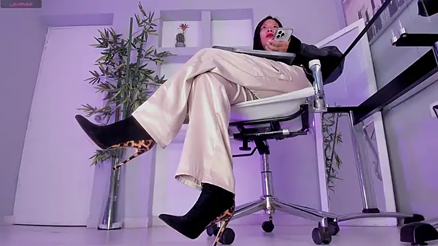 hannah howeell   online show from 10-06-25, 09:43