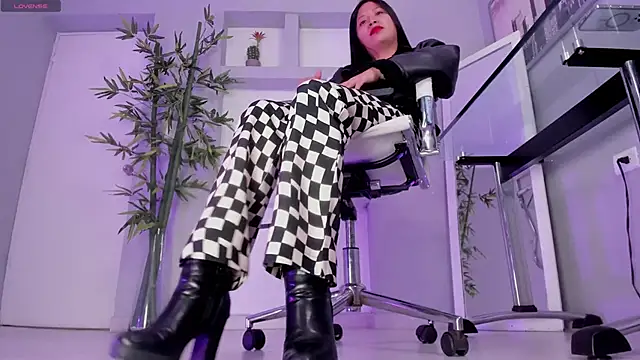 hannah howeell   online show from 09-29-25, 10:00