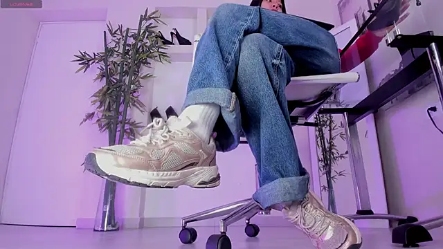 hannah howeell   online show from 03-25-26, 09:41