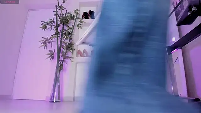 hannah howeell   online show from 10-23-25, 09:52