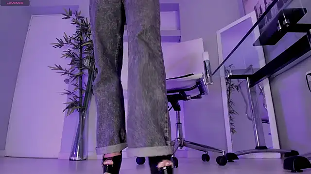 hannah howeell   online show from 09-19-25, 09:57