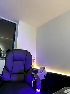 Snapshot of Michell_sr chatting on 10-11-25, 01:17 Michell sr online show from 10-11-25, 01:17