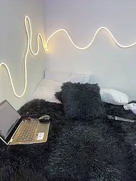 Snapshot of Michell_sr chatting on 03-07-25, 04:57 Michell sr online show from 03-07-25, 04:57