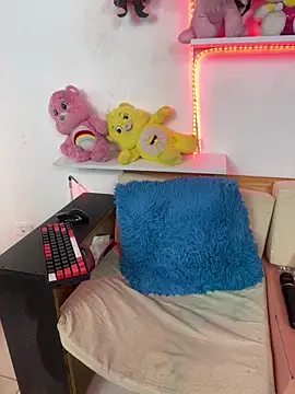 Snapshot of Michell_sr chatting on 02-18-25, 05:20 Michell sr online show from 02-18-25, 05:20