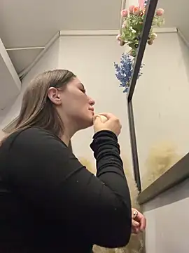 KiraBarlows online show from 10-05-25, 07:21