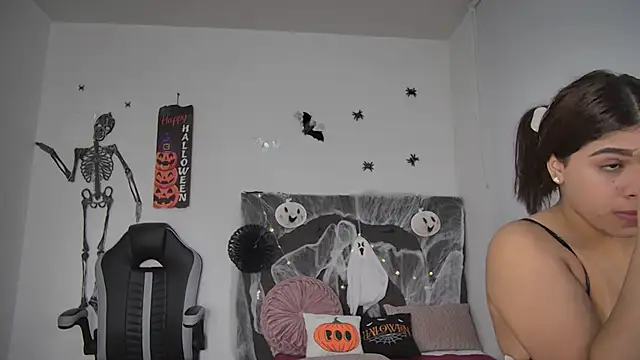 Snapshot of AmandaBrooks_18 chatting on 10-16-25, 01:36 AmandaBrooks 18 online show from 10-16-25, 01:36