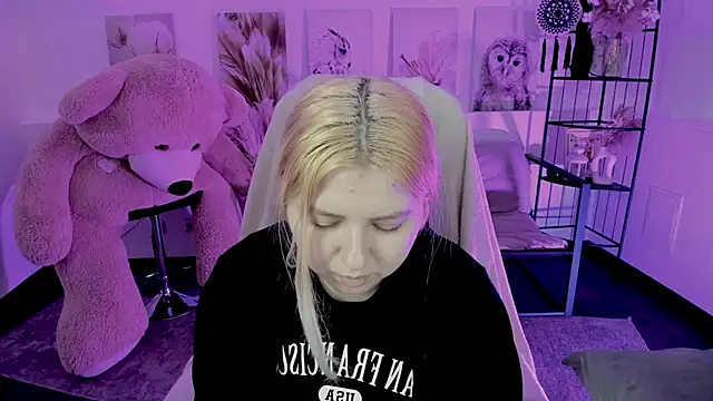 DiaAngell online show from 11-25-25, 08:42