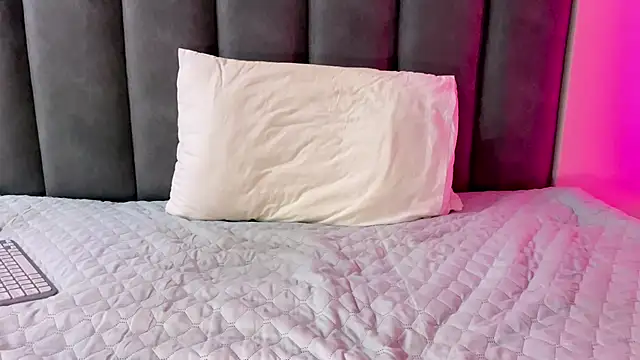 max shy online show from 11-03-25, 05:49