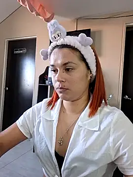 Snapshot of Sophie_new25 chatting on 02-26-26, 01:11 Sophie new25 online show from 02-26-26, 01:11