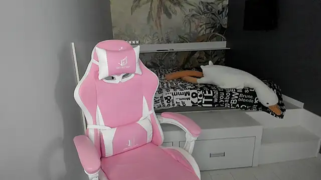 Snapshot of Ledi_Britmi chatting on 01-29-25, 08:40 Ledi Britmi online show from 01-29-25, 08:40