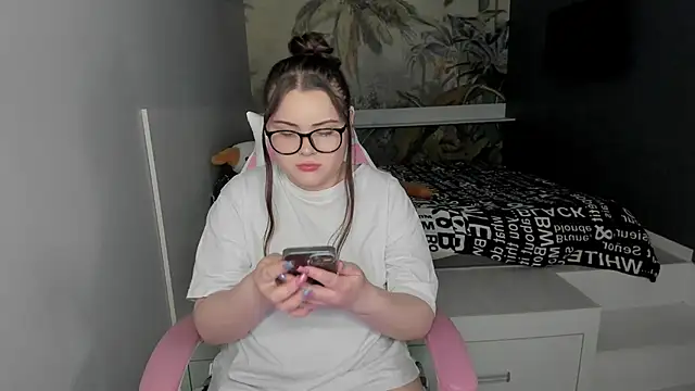 Snapshot of Ledi_Britmi chatting on 02-03-25, 01:19 Ledi Britmi online show from 02-03-25, 01:19