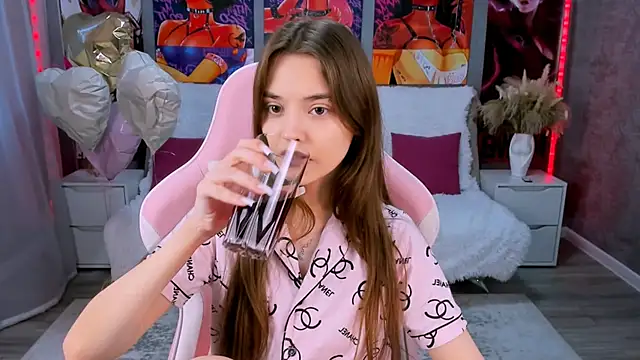 Snapshot of RayWillliams chatting on 03-31-26, 02:30 RayWillliams online show from 03-31-26, 02:30