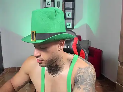 Snapshot of dereckgreen chatting on 03-18-25, 01:46 dereckgreen online show from 03-18-25, 01:46