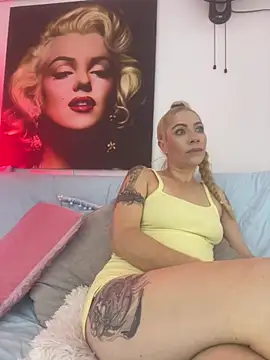 Snapshot of viktoria_davis_ chatting on 06-01-26, 11:59 viktoria davis online show from 06-01-26, 11:59