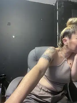 Snapshot of viktoria_davis_ chatting on 04-21-26, 11:44 viktoria davis online show from 04-21-26, 11:44