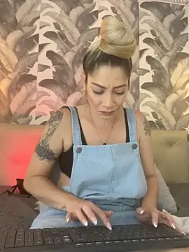 Snapshot of viktoria_davis_ chatting on 04-21-26, 01:42 viktoria davis online show from 04-21-26, 01:42
