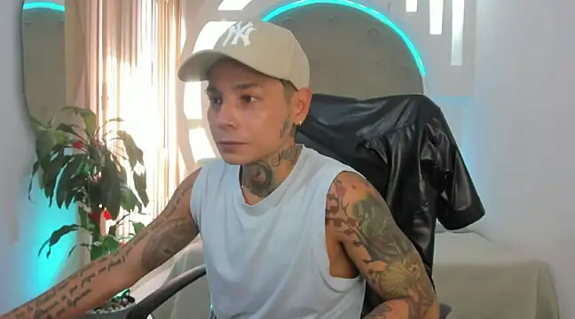 Snapshot of tattokoi chatting on 02-22-25, 07:36 tattokoi online show from 02-22-25, 07:36