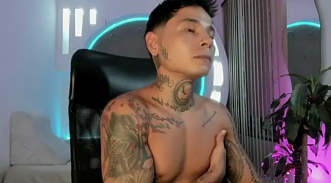 Snapshot of tattokoi chatting on 03-11-25, 11:04 tattokoi online show from 03-11-25, 11:04