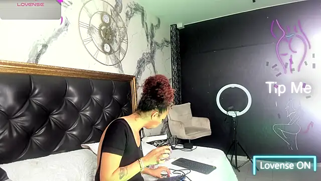 Snapshot of DalayMoore chatting on 02-21-26, 08:11 DalayMoore online show from 02-21-26, 08:11