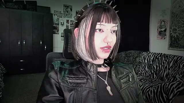 Snapshot of roxy_toxic chatting on 06-11-26, 02:00 roxy toxic online show from 06-11-26, 02:00