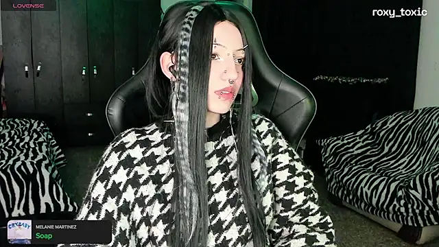 Snapshot of roxy_toxic chatting on 09-20-25, 03:00 roxy toxic online show from 09-20-25, 03:00