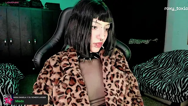 Snapshot of roxy_toxic chatting on 10-21-25, 01:27 roxy toxic online show from 10-21-25, 01:27