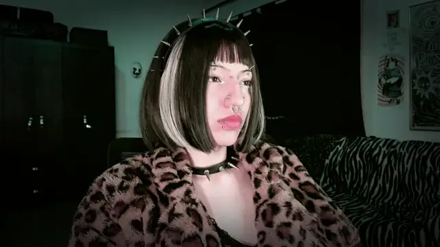 Snapshot of roxy_toxic chatting on 05-14-26, 12:18 roxy toxic online show from 05-14-26, 12:18