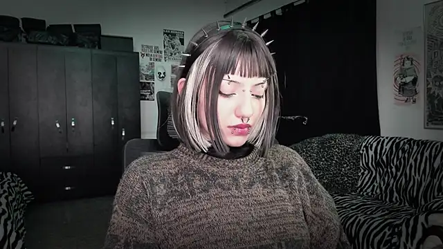 Snapshot of roxy_toxic chatting on 06-10-26, 12:34 roxy toxic online show from 06-10-26, 12:34