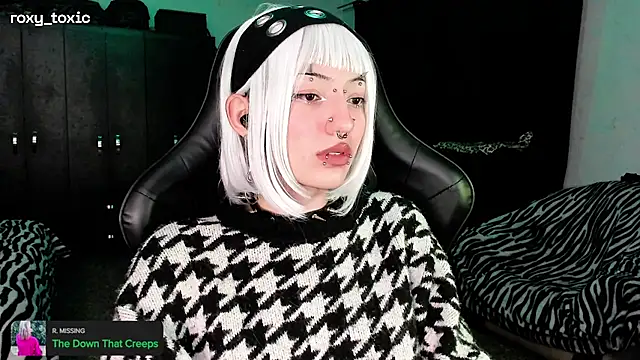 roxy toxic online show from 11-19-25, 02:00