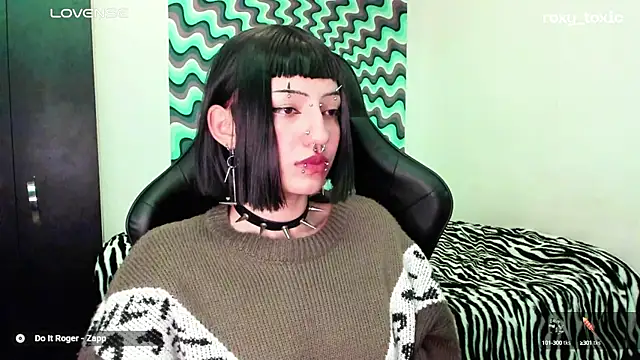 Snapshot of roxy_toxic chatting on 03-18-25, 03:23 roxy toxic online show from 03-18-25, 03:23