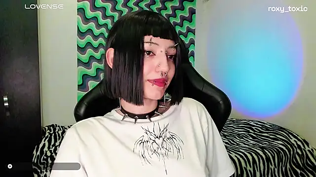 Snapshot of roxy_toxic chatting on 03-19-25, 01:54 roxy toxic online show from 03-19-25, 01:54