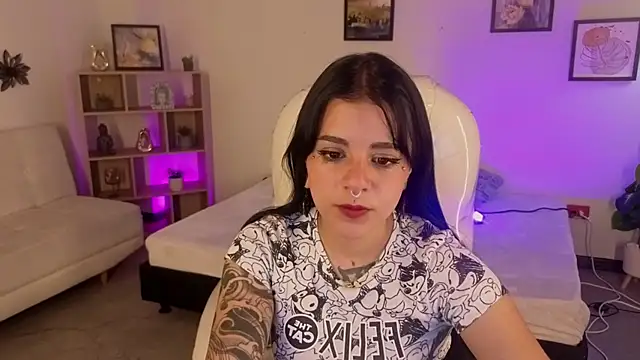 Nicole Foxx  online show from 10-22-25, 07:46