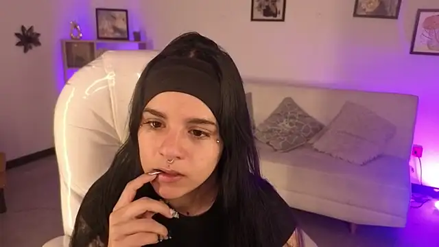 Nicole Foxx  online show from 11-20-25, 07:14