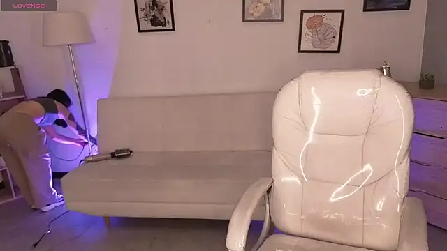 Nicole Foxx  online show from 04-02-26, 05:30