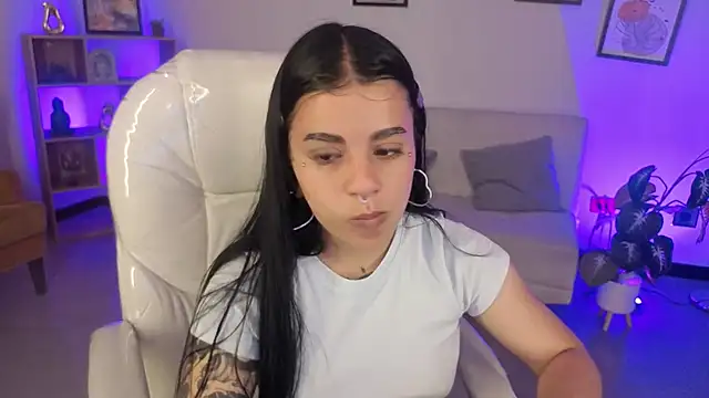 Nicole Foxx  online show from 11-18-25, 07:17