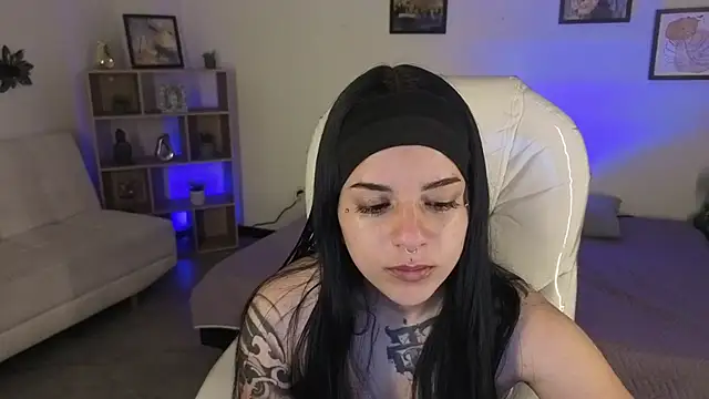 Nicole Foxx  online show from 10-13-25, 07:37