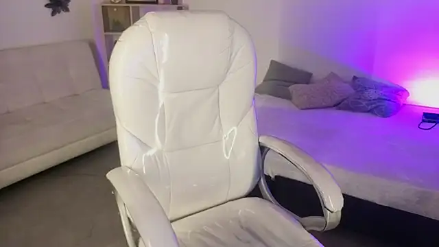 Nicole Foxx  online show from 10-25-25, 08:09