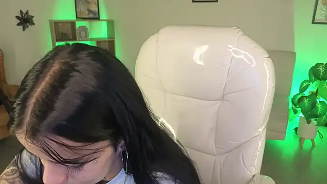 Nicole Foxx  online show from 11-23-25, 08:19