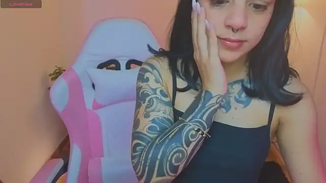 Snapshot of Nicole_Foxx_ chatting on 06-11-26, 06:49 Nicole Foxx online show from 06-11-26, 06:49