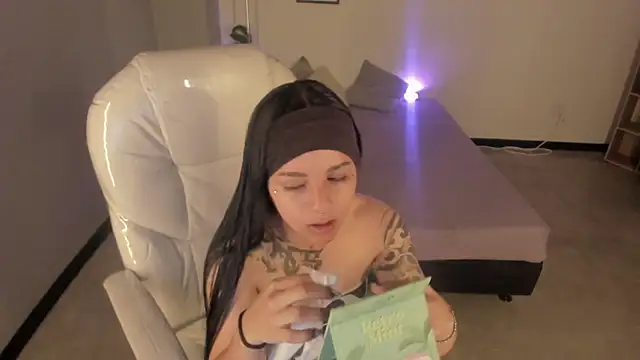 Nicole Foxx  online show from 09-30-25, 08:48