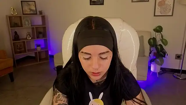 Nicole Foxx  online show from 11-13-25, 08:02