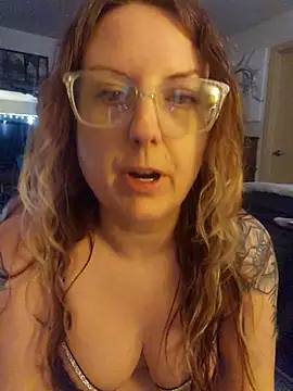 Snapshot of TattedMamaXOXO chatting on 02-19-25, 06:32 TattedMamaXOXO online show from 02-19-25, 06:32