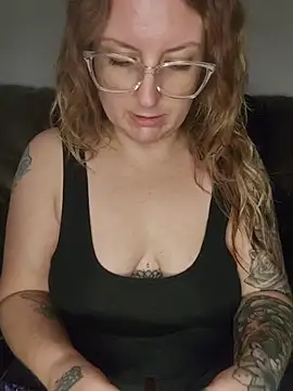 TattedMamaXOXO online show from 10-28-25, 04:17