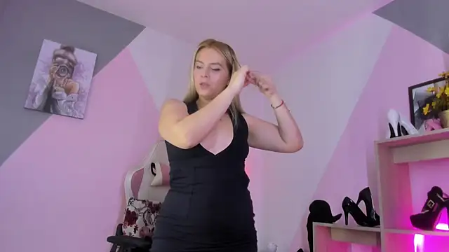 Snapshot of RayaCarr_ chatting on 10-22-25, 01:43 RayaCarr online show from 10-22-25, 01:43