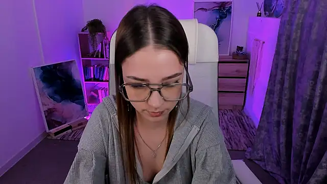 PamBeesly online show from 02-24-25, 02:15