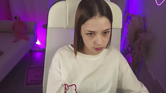 PamBeesly online show from 11-12-25, 05:33